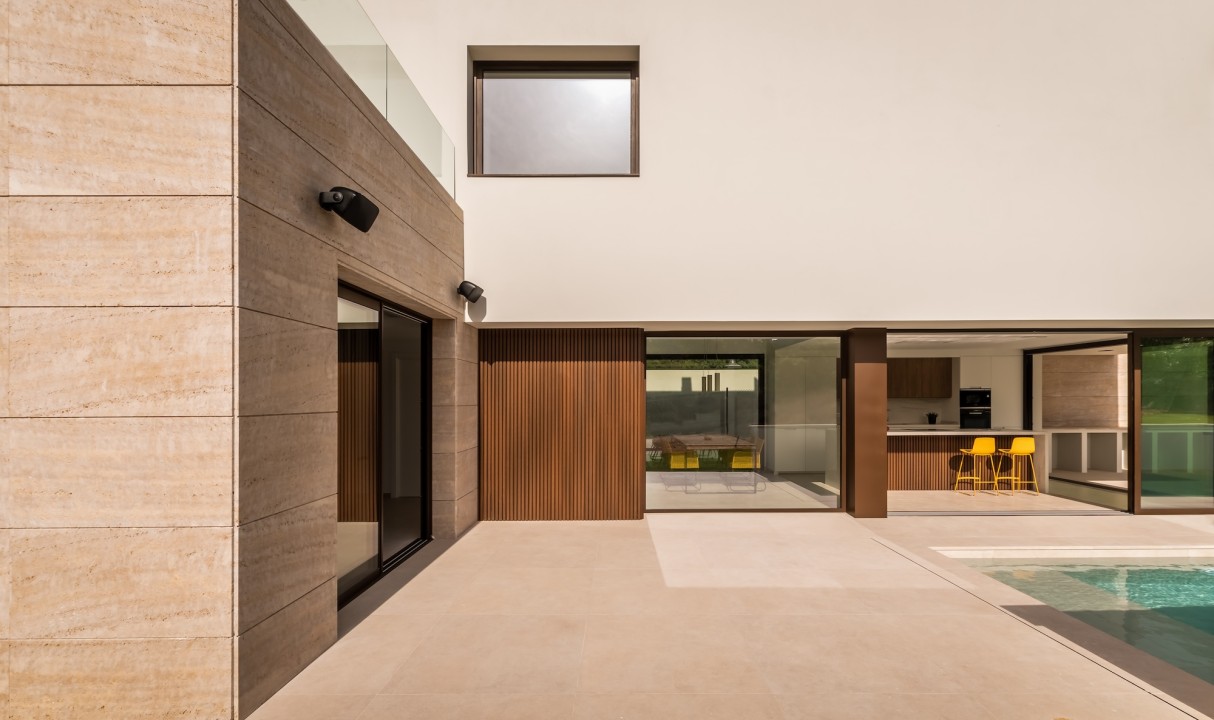 A modern villa in the heart of the Costa Brava, enhanced by WEO cladding.