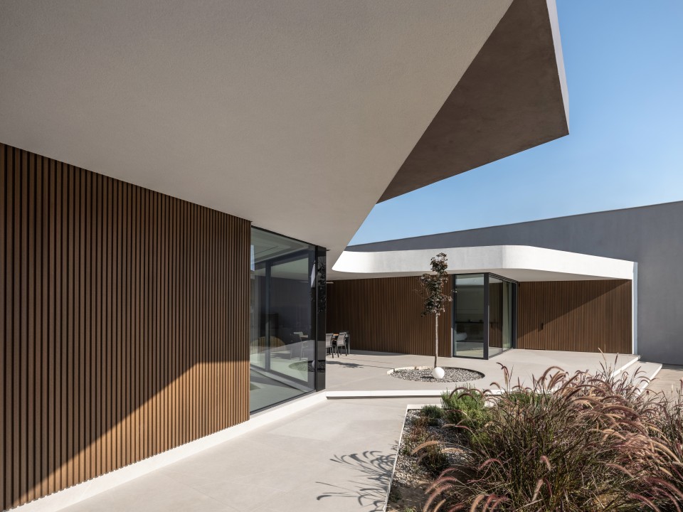 Un projet de villa moderne à Thessalonique : L&rsquo;innovation au cœur de l&rsquo;architecture contemporaine grâce au bardage WEO® de Fiberdeck®